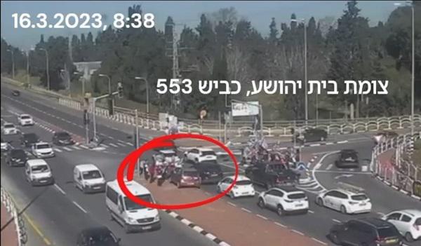צפו: ניסה לעקוף חסימת הכביש וכמעט דרס מפגינים צפו: ניסה לעקוף חסימת הכביש וכמעט דרס מפגינים