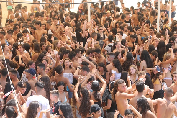 מסיבת נוער בחוף פולג צפו - אלפי בני נוער הגיעו למסיבת פתיחת הקיץ בנתניה