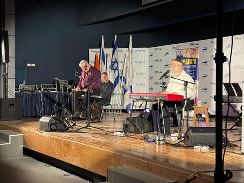 סיום עונה חגיגי ל"חכמין בחמישי" עם אריאל זילבר וחנן בר סלע סיום עונה חגיגי ל"חכמין בחמישי" עם אריאל זילבר וחנן בר סלע