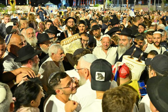  הקפות שניות שמחות במיוחד לאור קבלת התפילות וחזרת החטופים