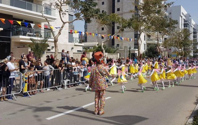 חדשות מקומיות - נתניה מתחפשת: סרטון מחגיגות העדלאידע