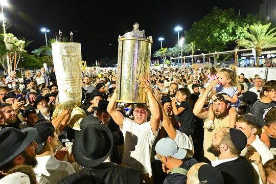  עשרות אלפים בכיכר העצמאות: סוכות מתוק בנתניה