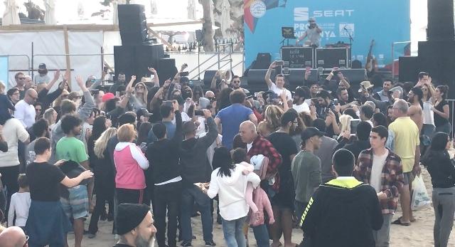 צפו בוידאו: הפנינג גלישה בחוף קונטיקי