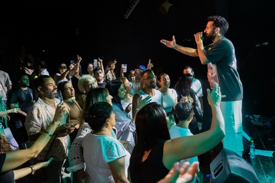  "בנפשנו" עם בר צברי: ערב של מוזיקה, חיבור וקהילה בנתניה