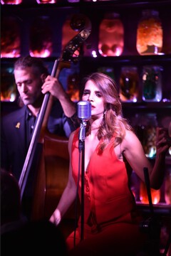 נשיקות בניחוח ג'אז - KISS MY JAZZ - סביב שולחנות נשיקות בניחוח ג'אז - KISS MY JAZZ - סביב שולחנות