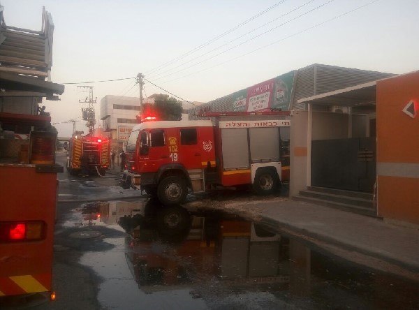 שריפה בחנות ברחוב השיש באזה"ת הישן בנתניה שריפה ברחוב השיש בנתניה שריפה בחנות ברחוב השיש באזה"ת הישן בנתניה