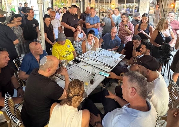 רכילות בנתניה - "סיור בנתניה": נפתלי בנט הרים כוסית בפסטיבל הבירה