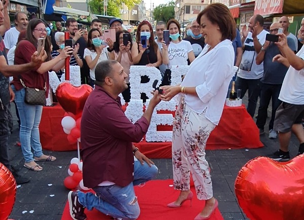 צפו: הצעת נישואים מרגשת בשוק העירוני בנתניה