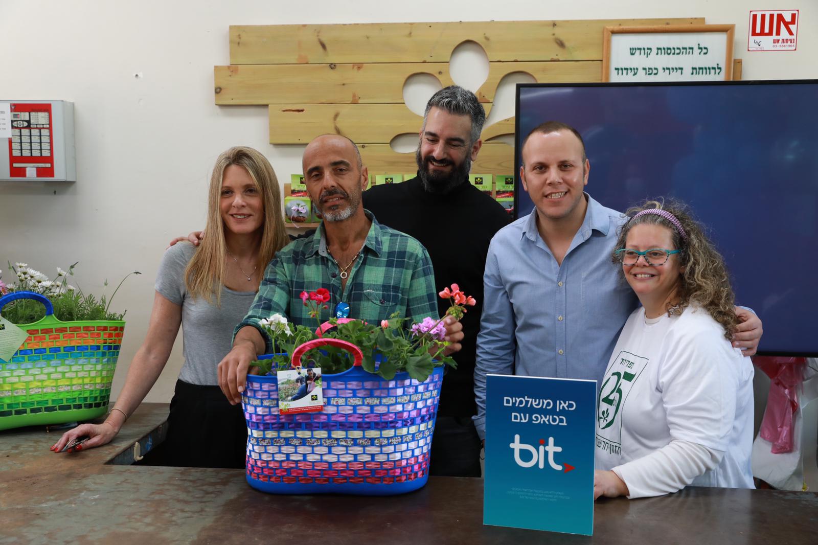 אלי פיניש משיק ארנק דיגיטלי במשתלת "כפר עידוד" 