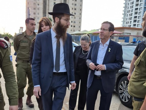 רכילות בנתניה - אלפים הגיעו לנחם את משפחת החייל איתי חן בבית חב"ד עיר ימים