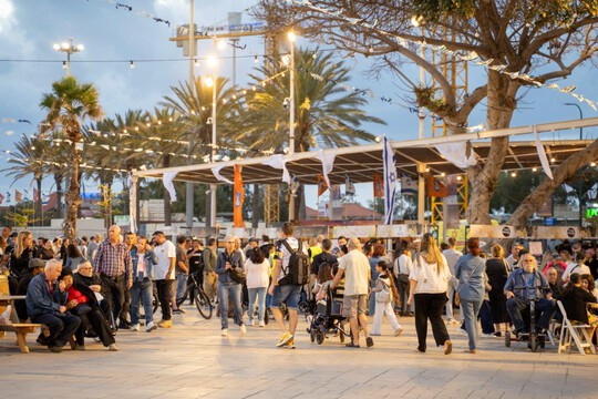  כ-4,000 חגגו במסיבת שבועות בכיכר העצמאות