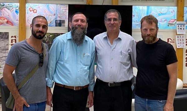 סיור שערכו ד"ר ניסן שריפי ומלך הקוסקוס בטירת הילד מלך הקוסקוס תרם 15,000 ש"ח לטירת הילד