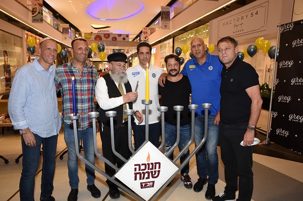 מימין: אלי דריקס, דורון ג'מצ'י, ניר אדרי, יאניס ספרופולוס, הרב יעקב גלוייברמן, יאיר מלכה וגלעד אלמוג | צילום: אלעד גוטמן יאיר מלכה ושחקני מכבי תל אביב חוגגים