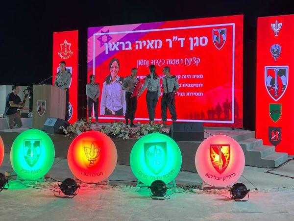  ד"ר מאיה בראון קיבלה אות הצטיינות הראשות מפקד אוגדת 99