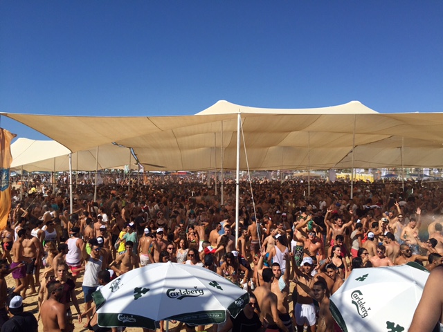 מסיבה בחוף פולג אלפים הגיעו לחגוג במסיבת חוף פולג