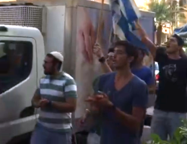 ישיבת 'אורות נתניה' ואנשי הגרעין התורני שרים "עם ישראל חי" ברחוב בו קרה הפיגוע אתמול