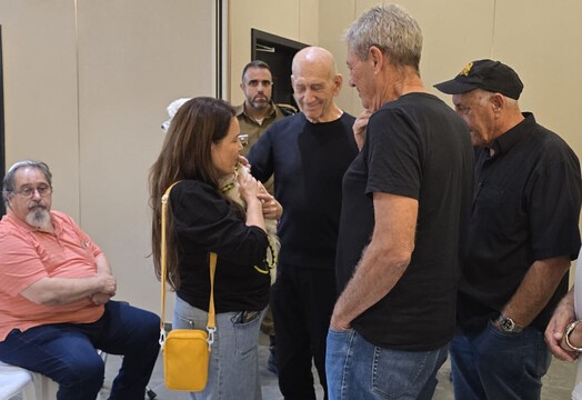  אלפים הגיעו לנחם את משפחת החייל איתי חן בבית חב"ד עיר ימים