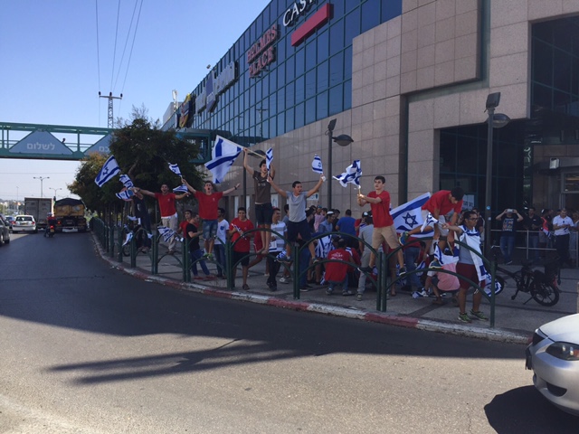 חדשות מקומיות - תלמידי ישיבת בני עקיבא מחלקים דגלים למכוניות