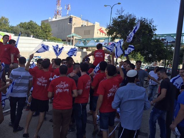 תלמידי ישיבת בני עקיבא תלמידי ישיבת בני עקיבא מחלקים דגלים למכוניות