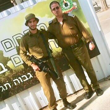 ד"ר שריפי יחד עם בנו גלעד פגישה מקרית בין אב לבן בבסיס טירונים בדרום