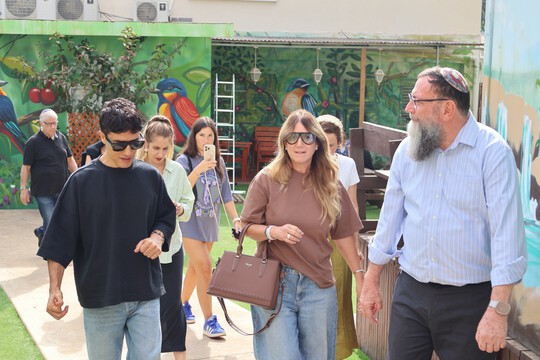  הראל סקעת בביקור מרגש בבית הילדים "אמונה צבע אלעזרקי" בנתניה