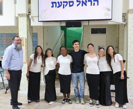 רכילות בנתניה - הראל סקעת בביקור מרגש בבית הילדים "אמונה צבע אלעזרקי" בנתניה