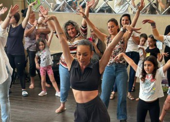 אנה ארונוב בשיעור ריקוד לנשות שדרות שפונו מבתיהן