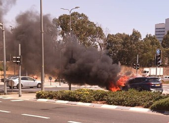 רכב עלה באש ברחוב שדרות בנימין בנתניה
