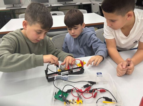  מדע, חלל וסקרנות בעיניים