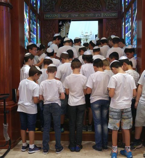 רכילות בנתניה - ילדי בגין בתפילת סליחות בבית הכנסת