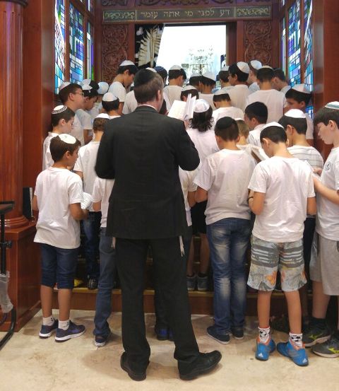 רכילות בנתניה - ילדי בגין בתפילת סליחות בבית הכנסת