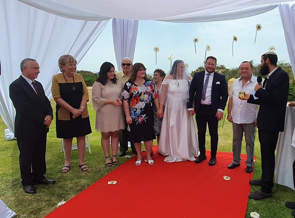 חתונתם של אלבירה ואריאל בטיילת נתניה  הזוג שדחה חתונה בשל הקורונה נישא בהפתעה בטיילת