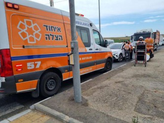 תאונה עם מעורבות רכב ומשאית בכביש 4 סמוך לצומת השרון