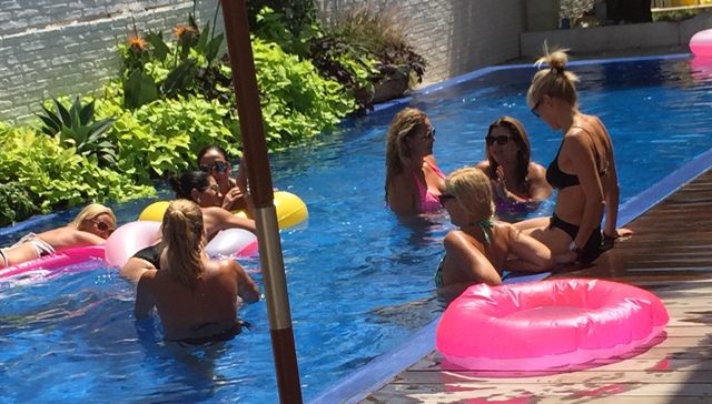 רכילות בנתניה - מסיבת בנות בבריכה של אורלי תמם